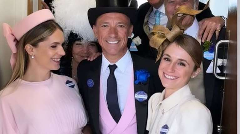 Η Ευγενία και η Ηλέκτρα Νιάρχου στο Royal Ascot: Η μία με ροζ ρομαντικό φόρεμα και pillbox hat και η άλλη με λευκό φόρεμα και headpiece