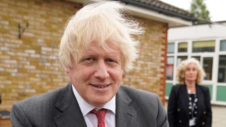 Viral η φωτό του Μπόρις Τζόνσον με την τούρτα-έκπληξη των 56ων γενεθλίων του