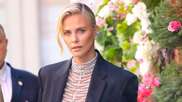 Σαρλίζ Θερόν: Πανύψηλη και εκθαμβωτική με σιθρού τοπ - κόσμημα με πέρλες και κρύσταλλα και φλατ σανδάλια