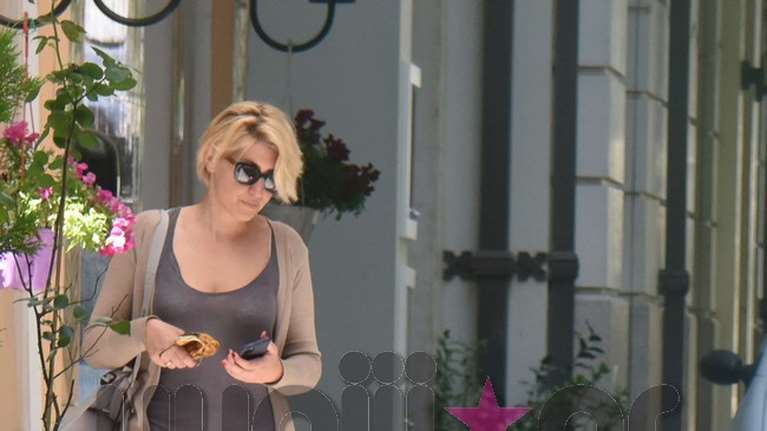 Σία Κοσιώνη: Σε χαλαρές στιγμές στο κέντρο της Αθήνας, μαζί με τον γιο της, Δήμο Μπακογιάννη [Εικόνες]