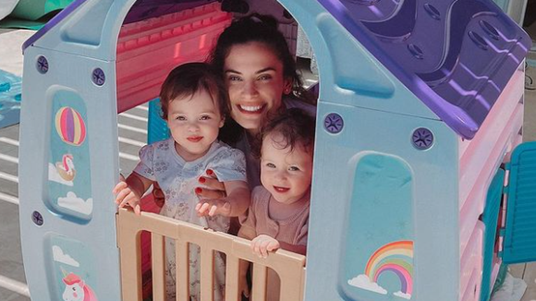 Αριάνα και Φιλίππα Τανιμανίδη: Πανέμορφες στη Μύκονο με τη μαμά τους Χριστίνα Μπόμπα