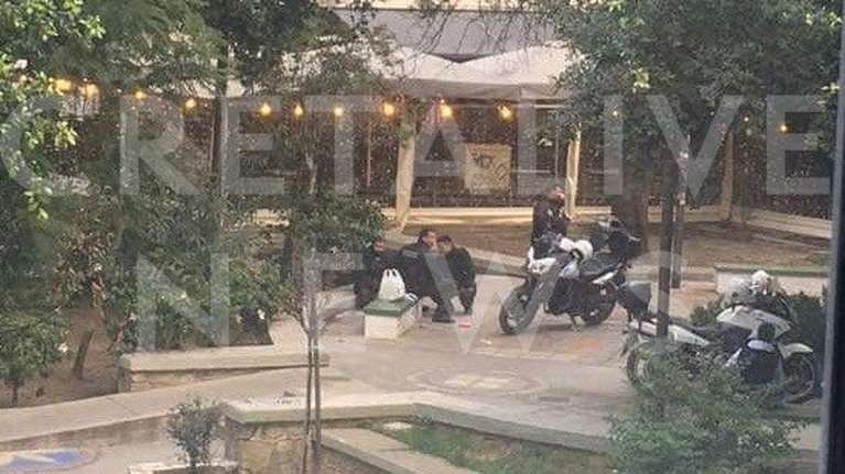 Σοκ στο Ηράκλειο: Αστυνομικοί της ΔΙ.ΑΣ. βρήκαν μέσα σε χαρτόκουτα ένα κοριτσάκι [εικόνα]