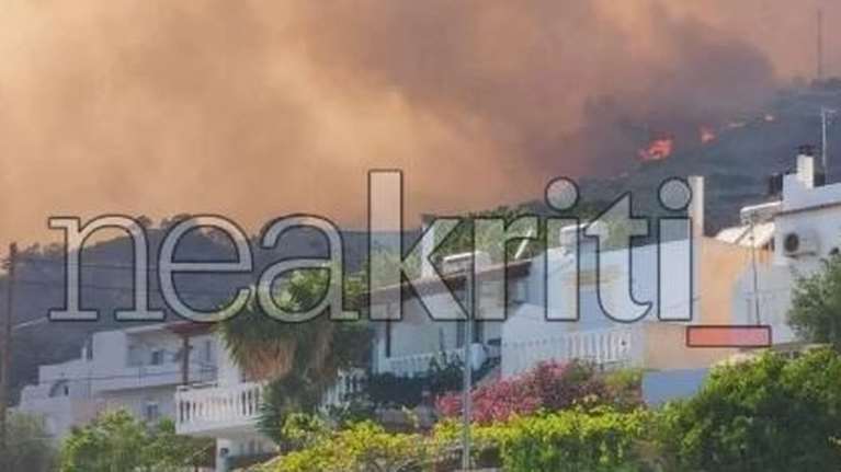 Μεγάλη φωτιά στην Ιεράπετρα: Aπειλούνται ξενοδοχεία - Εκκενώθηκαν περιοχές - Ισχυροί άνεμοι στην περιοχή  [βίντεο]