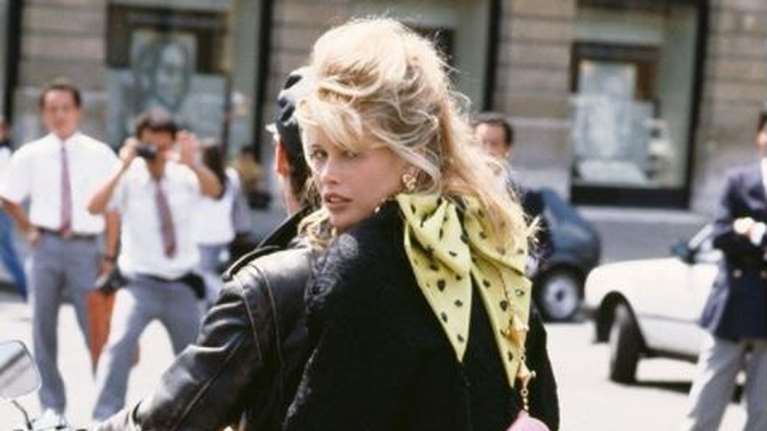 Η &quot;θεά&quot; Κλόντια Σίφερ έγινε 50 και έβαλε ρούχο που φορούσε... στα 20 [βίντεο]