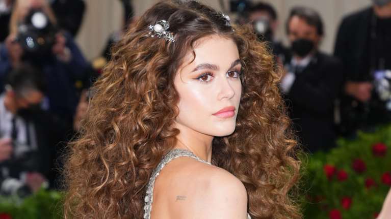 Αναγεννησιακή αθωότητα: Η Κάια Γκέρμπερ εκθαμβωτική στο Met Gala - Σαν πίνακας του Μποτιτσέλι