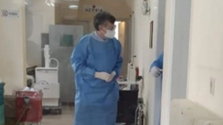 Ο Τσιόδρας δίπλα σε γιατρούς και νοσηλευτές - Επισκέφθηκε το νοσοκομείο &quot;Αγία Βαρβάρα&quot; [εικόνες]