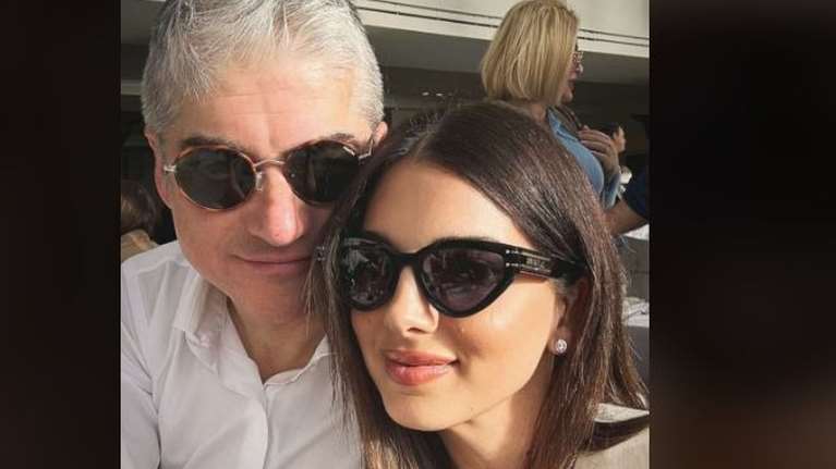 Σταματίνα Τσιμτσιλή: Με κίτρινο crochet καφτάνι με την κουνιάδα της και δικηγόρο, Αγγελική Σοφού