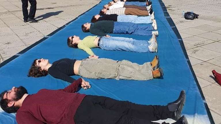 Ανατριχίλα: Έκαναν αναπαράσταση τους 57 νεκρούς των Τεμπών- Ξαπλωμένοι, πιασμένοι χέρι-χέρι σε αλυσίδα 102 μέτρων