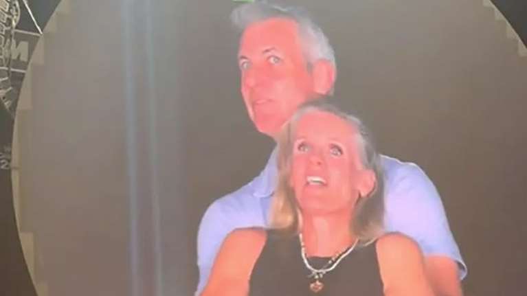 Συναυλία Coldplay: Διαζύγιο από τον άντρα της παίρνει η γυναίκα που την έπιασε η κάμερα να φιλιέται στη συναυλία