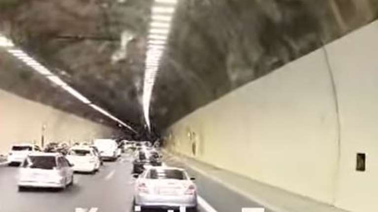 Καραμπόλα τεσσάρων αυτοκινήτων στο τούνελ της Κακιάς Σκάλας - Καθυστερήσεις στην κίνηση