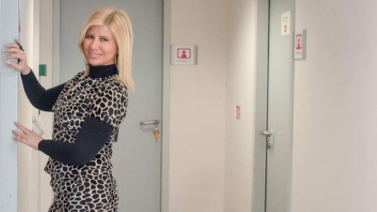 Ζήνα Κουτσελίνη: Δύο μέρες χωρίς ρεύμα, πήγε στο κανάλι με πετσέτες για να κάνει μπάνιο