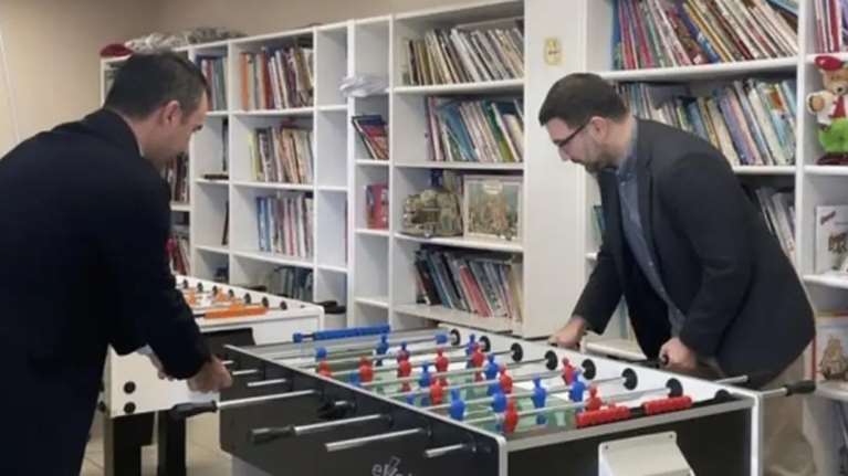 Επίσκεψη της Νέας Αριστεράς στο παιδικό χωριό της Βάρης: Χαρίτσης και Ηλιόπουλος έπαιξαν ποδοσφαιράκι