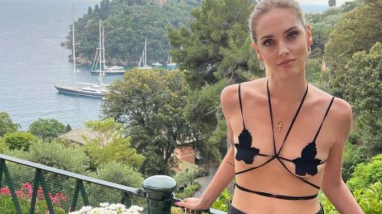 Κιάρα Φεράνι: Το αποκαλυπτικό και εκκεντρικό μπικίνι που φόρεσε σε ρομαντικό δείπνο [Εικόνες]