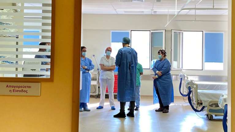 &quot;Δώρο&quot; Χριστουγέννων σε γιατρούς και νοσηλευτές προαναγγέλλει η κυβέρνηση