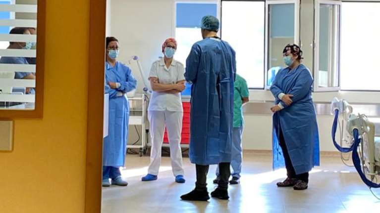 Συγκλονίζει γιατρός που νόσησε από κορονοϊό: Μην παίζετε τη ζωή σας κορώνα - γράμματα