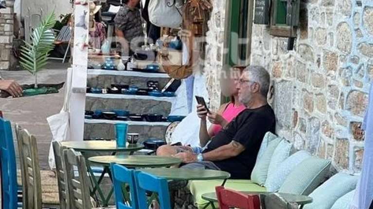 Στάθης Παναγιωτόπουλος: Άπραγος κάθεται έξω από το άδειο μαγαζί του στην Αλόννησο, μέσα Αυγούστου [Εικόνες]