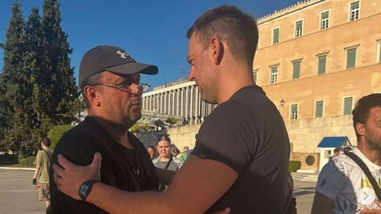 Τέμπη: Συνάντηση Κασσελάκη με τον πατέρα του 22χρονου Ντένις Ρούτσι που κάνει απεργία πείνας στο Σύνταγμα