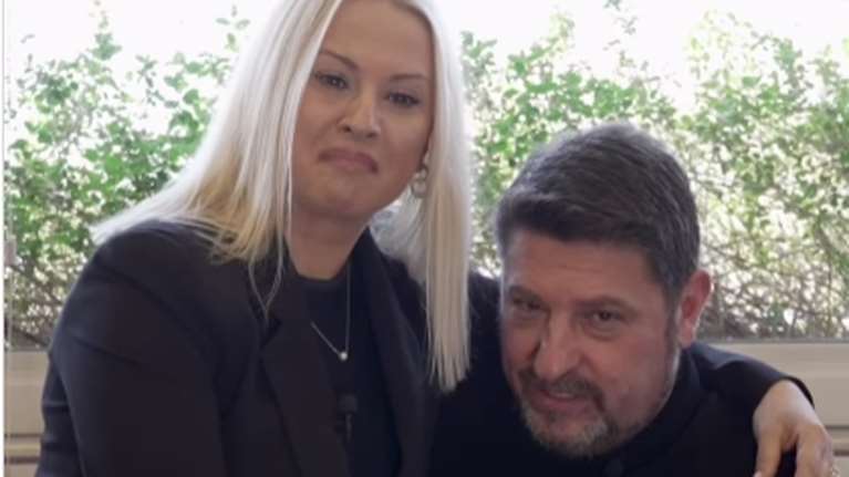 Ο Νίκος Χαρδαλιάς τρολάρει αγκαλιά με τη σύζυγό του: &quot;Το κάνουμε τρεις φορές την ημέρα, μέχρι να το κάνουμε σωστά&quot;