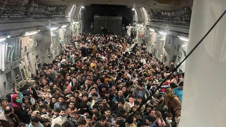Αφγανιστάν: Μαζική φυγή από τη χώρα - 640 άτομα σε αεροπλάνο των ΗΠΑ που χωρούσε... 150 [εικόνες - βίντεο]