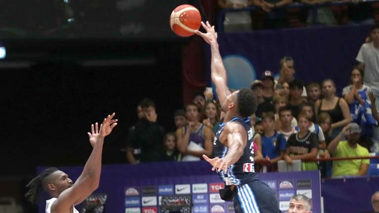 Ευρωμπάσκετ: Η αδιανόητη τάπα του Γιάννη Αντετοκούνμπο και το γκολ-φάουλ που έδωσαν τη νίκη στην Ελλάδα [Βίντεο]