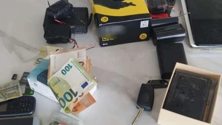 Χτύπημα της ΕΛΑΣ σε διακινητές ναρκωτικών στα Χανιά: Συνελήφθησαν 3 άτομα με κάνναβη και βαρύ οπλισμό [εικόνες]