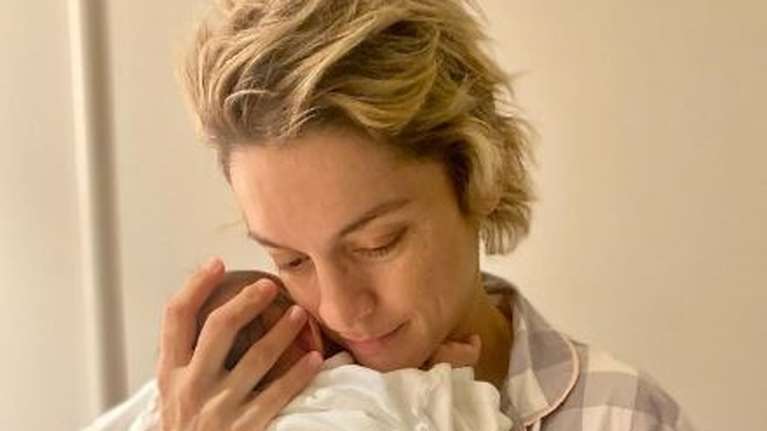 Οι πρώτες φωτογραφίες της Γιούλικα Σκαφιδά με τον νεογέννητο γιο της – "Ποτέ μου δεν το είχα φανταστεί"