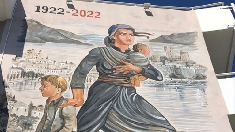 Η ξεριζωμένη μάνα Μικρασιάτισσα σε γκράφιτι στη Νέα Αλικαρνασσό - Για τα 100 χρόνια από τη Μικρασιατική Καταστροφή