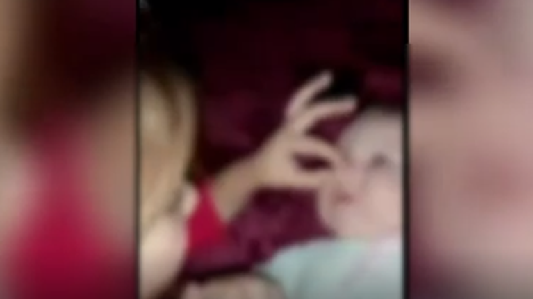Πάτρα: Ανατριχιαστικό βίντεο με προφητικό παιχνίδι των παιδιών - Η Τζωρτζίνα κλείνει τη μύτη της Ίριδας
