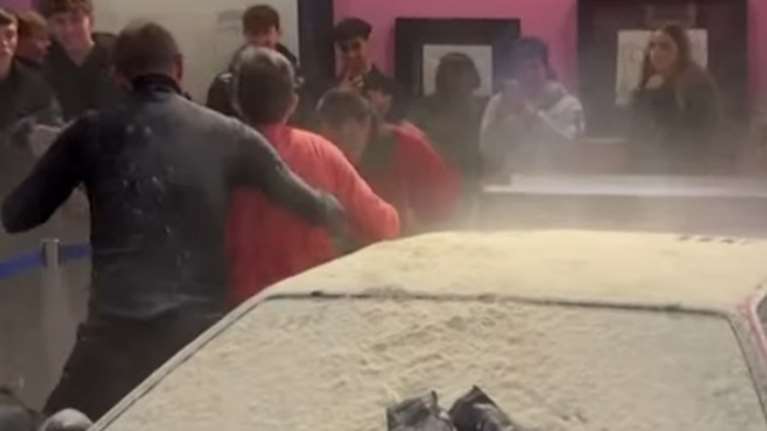 Ξαναχτύπησαν οι ακτιβιστές για το κλίμα: Πέταξαν αλεύρι σε έργο του Άντι Γουόρχολ στο Μιλάνο [βίντεο]