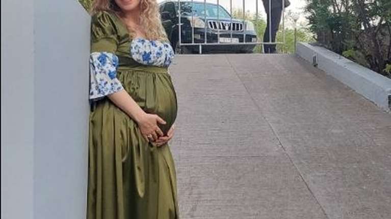 Γνωστή τραγουδίστρια ανακοίνωσε την εγκυμοσύνη της: &quot;Χωριό που φαίνεται...&quot; [εικόνες]