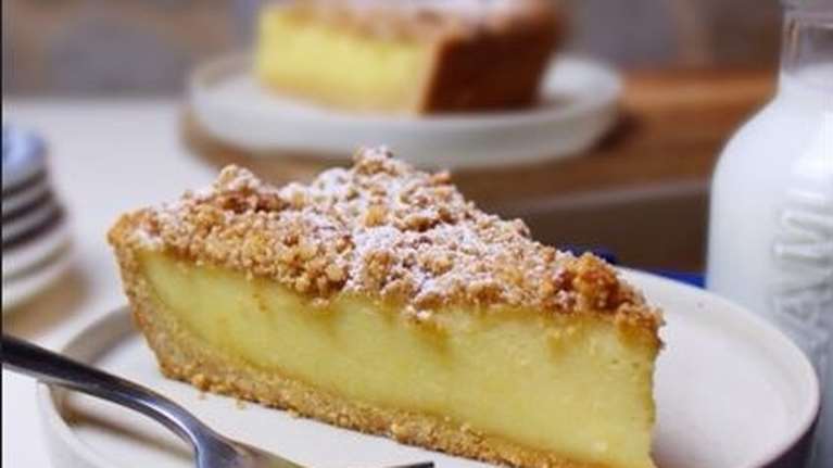 Γλυκό που μυρίζει γιαγιά: Μπισκοτένια γαλατόπιτα με βελούδινη κρέμα που μοσχοβολάει