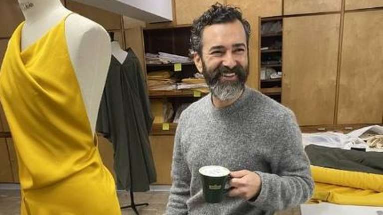 Άγγελος Μπράτης: Λανσάρει νέα συλλογή με μοντέλο τη μαμά του και δυο φίλες της από το χωριό