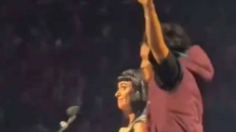 Ανέβηκε στη σκηνή: "Επίθεση αγάπης" στην Κέιτι Πέρι από θαυμαστή της στη συναυλία στο Σίδνεϊ [βίντεο]