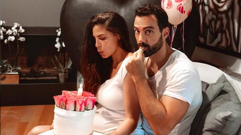 Χριστίνα Μπόμπα: Τα πρώτα γενέθλια ως μαμά στο σαλόνι αγκαλιά με τα μωρά