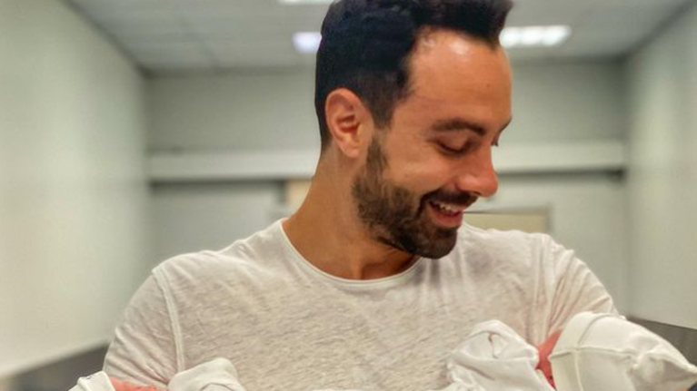 Ο Σάκης Τανιμανίδης και η... τρυφερή φωτογραφία με τη δίδυμη κόρη του