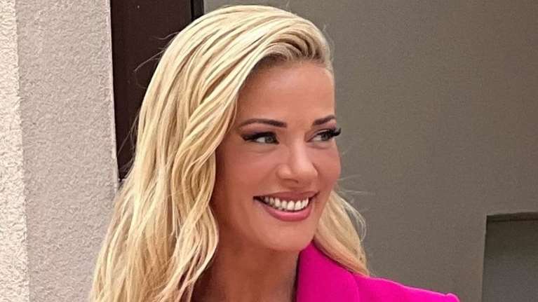 Girly chic η Ζέτα Μακρυπούλια: Ο απροσδόκητος συνδυασμός με κοστούμι και πέδιλα και το blazer που φόρεσε χωρίς τόπ