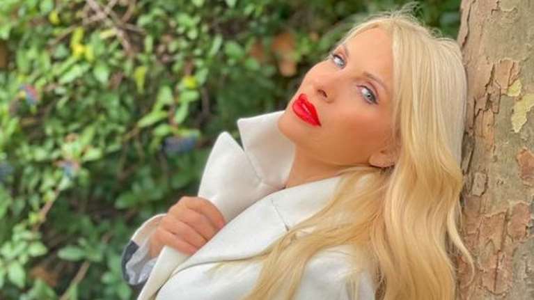 Η Ελένη Μενεγάκη ποζάρει με λευκό παλτό και κόκκινο κραγιόν: Στο σπίτι αλλά...