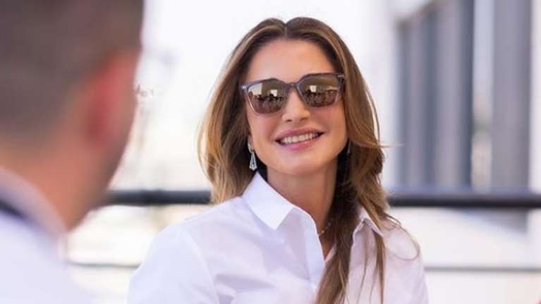 Βασίλισσα Ράνια: Οι θεϊκές ιταλικές γόβες που αναβάθμισαν το office look της - Η λεπτομέρεια στον αστράγαλο