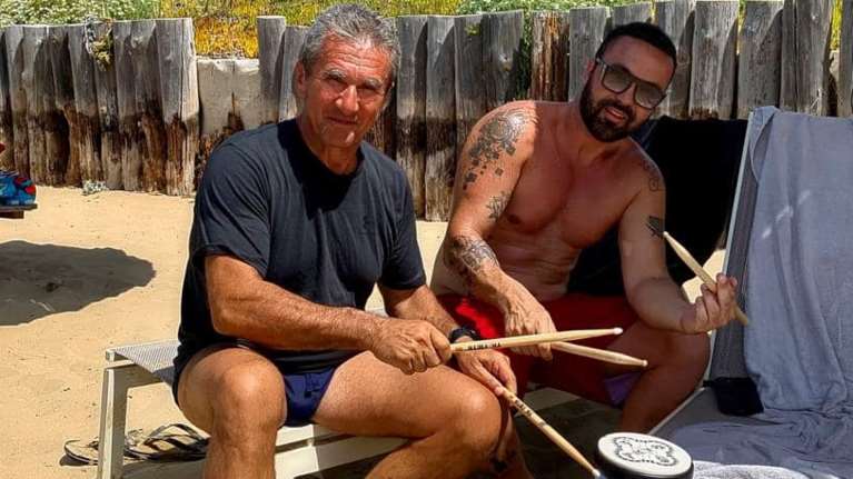 Ανδρέας Λοβέρδος: Κάνει μαθήματα ντραμς ακόμη και σε παραλία - Οι φωτογραφίες στα social media [εικόνες]