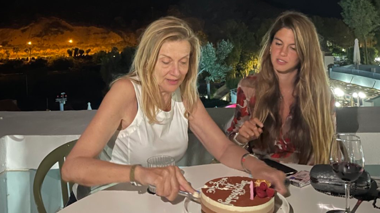 Η σπάνια εμφάνιση της Αντας Παπανδρέου: Γενέθλια με την κούκλα κόρη της Μαργαρίτα