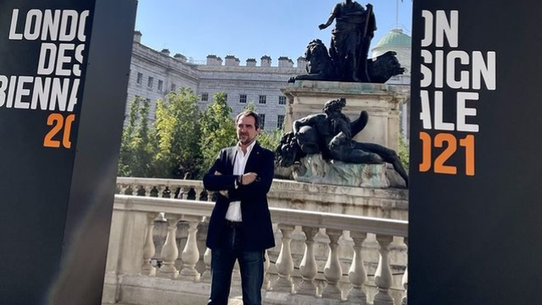O πρίγκιπας Νικόλαος εκπρόσωπος της Ελλάδας στην Μπιενάλε Ντιζάιν στο Λονδίνο- Η αντίδραση της Αυγής