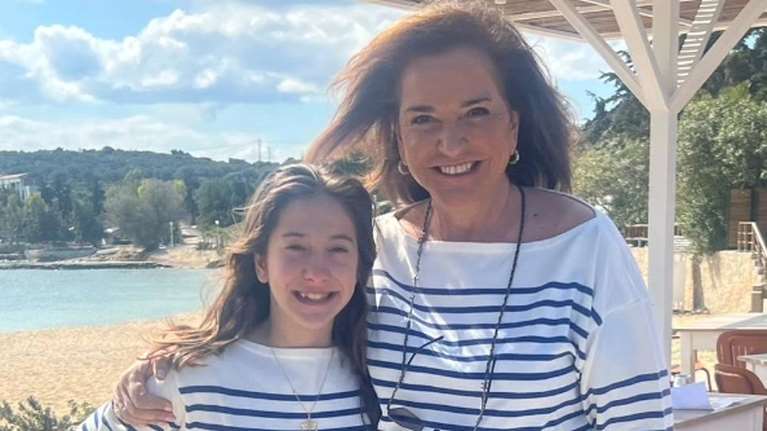 Ντόρα Μπακογιάννη: Γιαγιά και εγγονή ποζάρουν με τα ίδια ρούχα - Το ευχαριστώ για τη γιορτή τους [εικόνες-βίντεο]