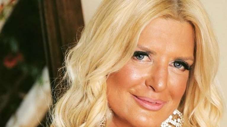 Μαρίνα Πατούλη: Ποζάρει με ολόχρυση παγιέτα και... καλοκαιρινή διάθεση [εικόνα]