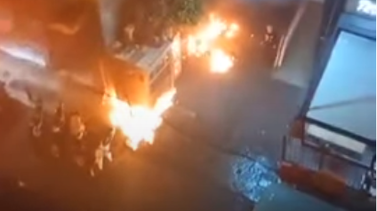 Επίθεση στο Αστυνομικό Τμήμα Ακροπόλεως: Βίντεο με τις φωτιές από τις μολότοφ και το καπνογόνο