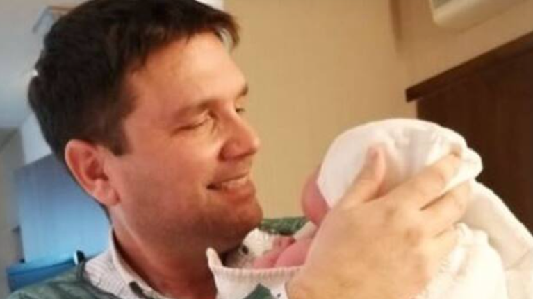 Ντίνος Σιωμόπουλος: Έγινε πατέρας για δεύτερη φορά - Η πρώτη φωτό από το μαιευτήριο