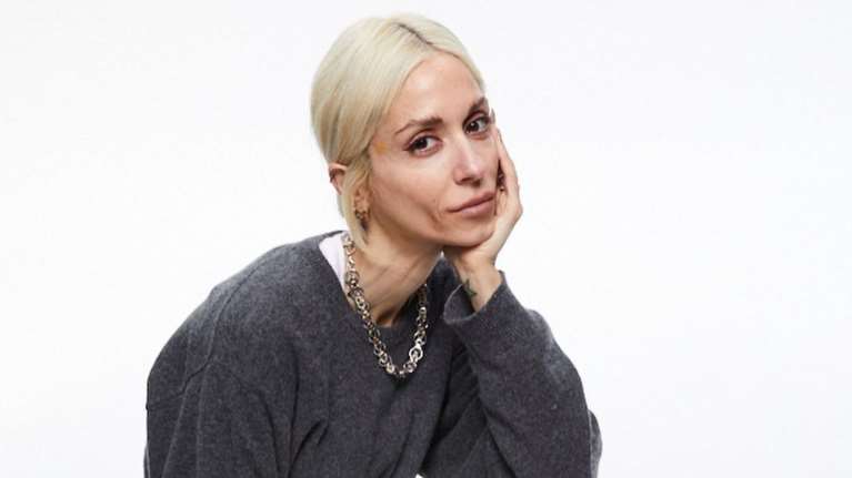 Κοιλιακοί φέτες: Η Σοφία Καρβέλα μας έδειξε το σώμα της με λευκά διάφανα εσώρουχα