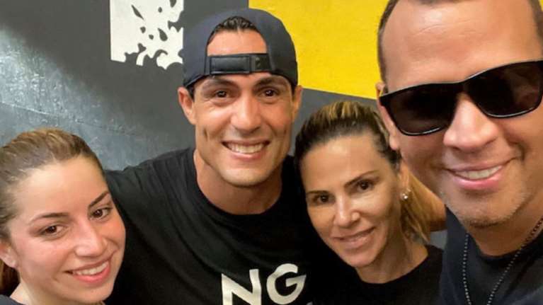 Ο Άλεξ Ροντρίγκεζ ψάχνει "παρηγοριά" στην πρώην σύζυγό του, μετά τον χωρισμό με την Τζένιφερ Λόπεζ