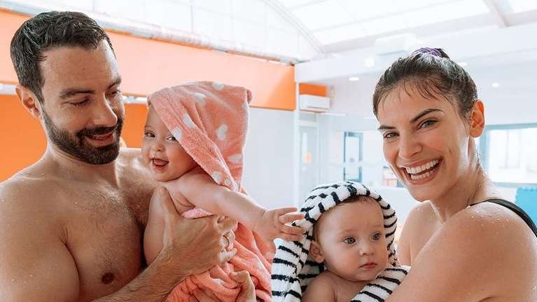 Τανιμανίδης - Μπόμπα: Το προσκλητήριο της βάφτισης των διδύμων – Ποιοι είναι οι οκτώ...νονοί [εικόνες]