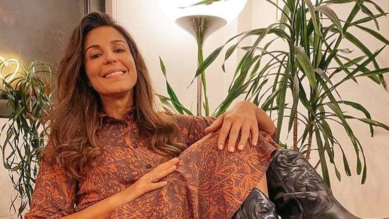 Η Κατερίνα Παπουτσάκη στόλισε το χριστουγεννιάτικο δέντρο στο εντυπωσιακό και cozy σπίτι της [εικόνες]