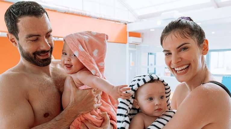 Τανιμανίδης - Μπόμπα: Σήμερα η βάφτιση των δίδυμων στη Μύκονο -  Τέσσερις νονοί για το κάθε κορίτσι [βίντεο]